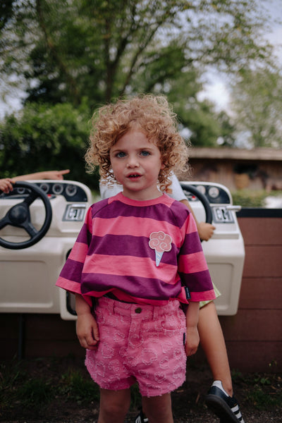 Gestreepte T-shirt met ijsje patch in paars en roze Daily Brat meisjes | Daily Brat Striped Ice cream T-shirt plum - Verkrijgbaar bij Little Fashion Addict