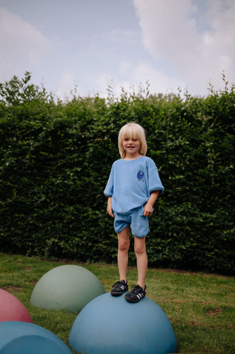 Blauwe badstof short voor jongens van Daily Brat met elastische tailleband | Gigglin Towel Shorts Blue - Verkrijgbaar bij Little Fashion Addict