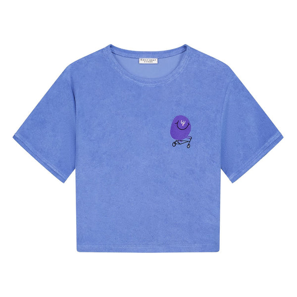 Blauwe badstof T-shirt voor jongens van Daily Brat met geborduurd detail | Gigglin Towel T-shirt Blue - Verkrijgbaar bij Little Fashion Addict