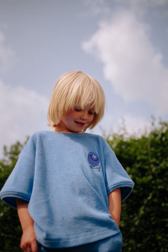 Blauwe badstof T-shirt voor jongens van Daily Brat met geborduurd detail | Gigglin Towel T-shirt Blue - Verkrijgbaar bij Little Fashion Addict