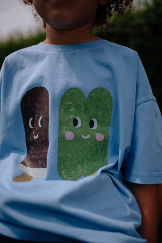 Daily Brat Ice Cream Club T-shirt blauw met ijsjesprint voor jongens | Daily Brat Ice Cream Club T-shirt Blue - Verkrijgbaar bij Little Fashion Addict