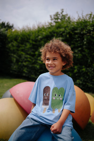 Daily Brat Ice Cream Club T-shirt blauw met ijsjesprint voor jongens | Daily Brat Ice Cream Club T-shirt Blue - Verkrijgbaar bij Little Fashion Addict