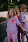 Daily Brat lila badstof t-shirt met hartje voor meisjes | Patty Heart Towel T-shirt - Verkrijgbaar bij Little Fashion Addict
