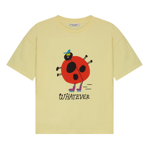 Daily Brat unisex T-shirt in zachtgeel met lieveheersbeestje print vooraan | What Ever T-shirt Pale Banana - Verkrijgbaar bij Little Fashion Addict