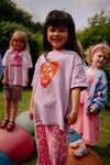 Lichtpaarse meisjes t-shirt van Daily Brat met grote rode hartprint | Peatty Heart T-shirt Pink Lilavender van Daily Brat - Verkrijgbaar bij Little Fashion Addict