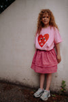 Roze meisjes t-shirt van Daily Brat met grote rode hartprint | Peatty Heart T-shirt Pink Cosmos van Daily Brat - Verkrijgbaar bij Little Fashion Addict