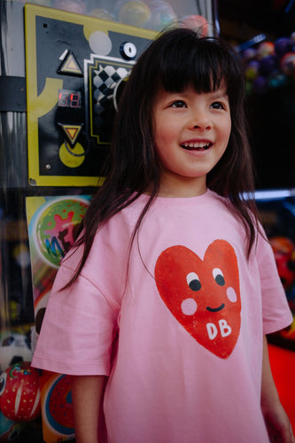 Roze meisjes t-shirt van Daily Brat met grote rode hartprint | Peatty Heart T-shirt Pink Cosmos van Daily Brat - Verkrijgbaar bij Little Fashion Addict