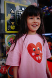Roze meisjes t-shirt van Daily Brat met grote rode hartprint | Peatty Heart T-shirt Pink Cosmos van Daily Brat - Verkrijgbaar bij Little Fashion Addict