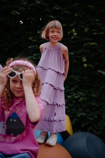 Daily Brat paars tetra kleedje met ruffles voor meisjes | Daily Brat Dolly Ruffle Dress Lilavender - Verkrijgbaar bij Little Fashion Addict