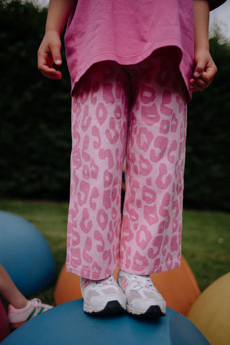 Roze meisjes jeans met leopard print van Daily Brat | Bubble Blush Leopard Jeans van Daily Brat - Verkrijgbaar bij Little Fashion Addict