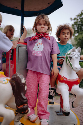 Roze jeans met 3D hartjes van Daily Brat | Heart Snatchers Jeans - Verkrijgbaar bij Little Fashion Addict