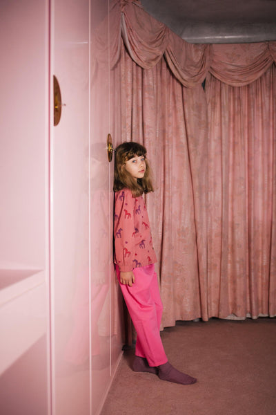 Roze Meisjesbroek met hartvormige zakken en elastische tailleband van Daily Brat | Heart Stopper Pants Fruit Dove | Verkrijgbaar bij Little Fashion Addict