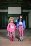 Vrolijke roze sweater voor meisjes met Lady Arabella print en geribbelde boorden van Daily Brat | Verkrijgbaar bij Little Fashion Addict
