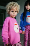Vrolijke roze sweater voor meisjes met Lady Arabella print en geribbelde boorden van Daily Brat | Verkrijgbaar bij Little Fashion Addict