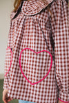 Schattige geruite meisjesblouse met hartjesborduursel, Peter Pan kraag van Daily Brat | Verkrijgbaar bij Little Fashion Addict
