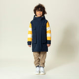 Gosoaky – Striped Fox in het donkerblauw met gele strepen op de mouwen - Waterproof parka - Girls & Boys Fashion - Ideale jas voor meisjes en jongens - Beschikbaar vanaf maat 86 tot en met 164 - Verkrijgbaar bij Little Fashion Addict