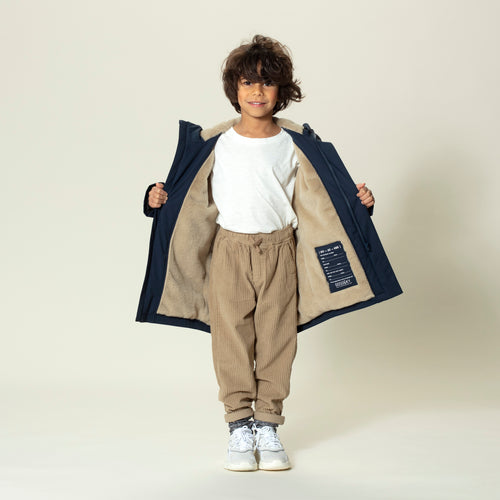 Gosoaky – Striped Fox in het donkerblauw met gele strepen op de mouwen - Waterproof parka - Girls & Boys Fashion - Ideale jas voor meisjes en jongens - Beschikbaar vanaf maat 86 tot en met 164 - Verkrijgbaar bij Little Fashion Addict
