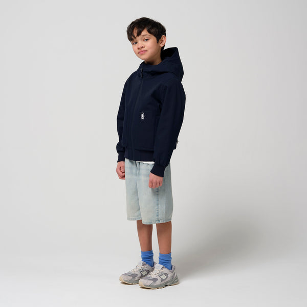 Gosoaky Blue Bird regenjas in donkerblauw voor jongens en meisjes -  Verkrijgbaar bij Little Fashion Addict