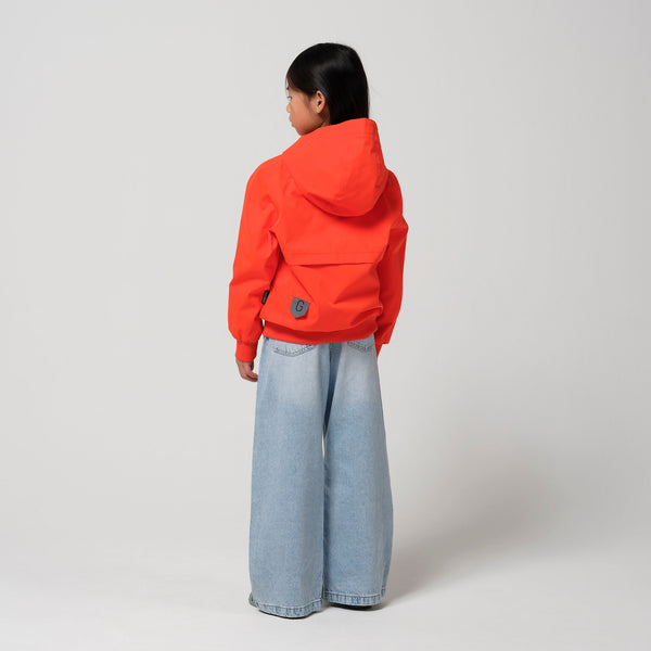 Gosoaky Blue Bird jas in opvallend rood met reflecterende details - Waterdichte meisjesjas Poppin Red van Gosoaky - Verkrijgbaar bij Little Fashion Addict