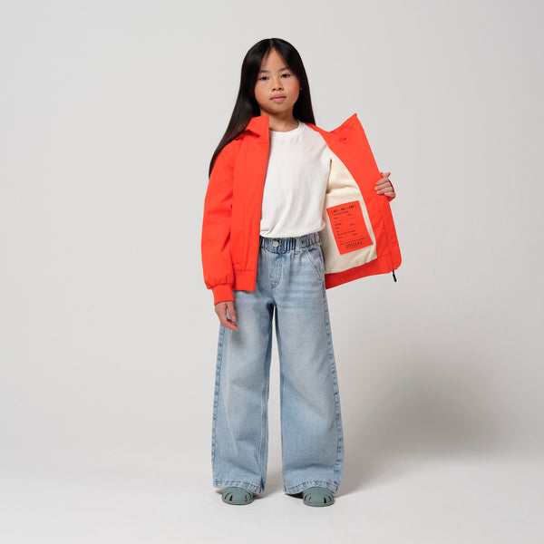 Gosoaky Blue Bird jas in opvallend rood met reflecterende details - Waterdichte meisjesjas Poppin Red van Gosoaky - Verkrijgbaar bij Little Fashion Addict