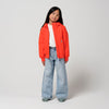 Gosoaky Blue Bird jas in opvallend rood met reflecterende details - Waterdichte meisjesjas Poppin Red van Gosoaky - Verkrijgbaar bij Little Fashion Addict