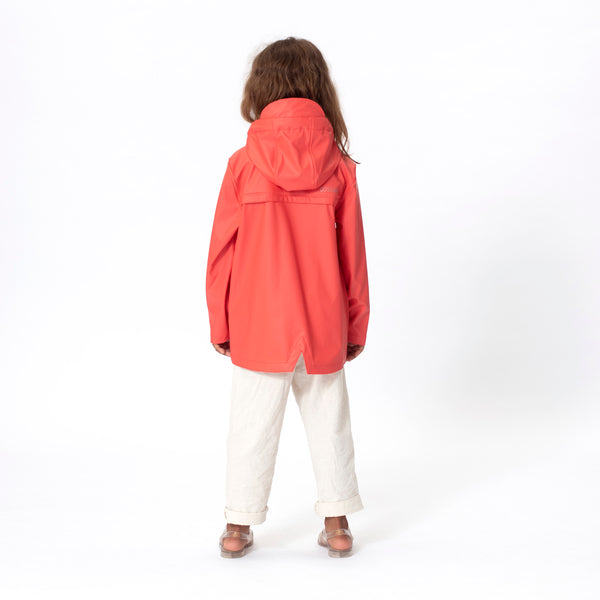 Gosoaky regenjas voor kinderen, waterbestendig en modieus in levendig cayenne rood. | Verkrijgbaar bij Little Fashion Addict