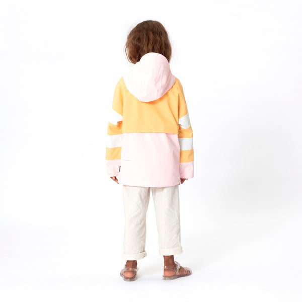 Roaring Mouse regenjas van Gosoaky | Mary's Rose Pink regenjas voor kinderen, waterdicht en voorzien van speelse gestreepte mouwen. | Verkrijgbaar bij Little Fashion Addict