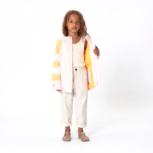 Roaring Mouse regenjas van Gosoaky | Mary's Rose Pink regenjas voor kinderen, waterdicht en voorzien van speelse gestreepte mouwen. | Verkrijgbaar bij Little Fashion Addict