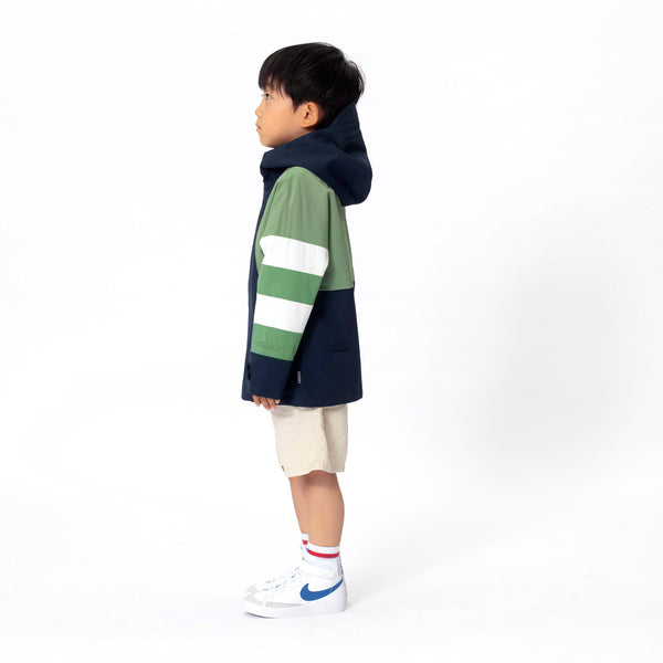 Roaring Mouse regenjas van Gosoaky  | True Blue Multi regenjas voor kinderen, waterdicht en voorzien van speelse gestreepte mouwen. |  Verkrijgbaar bij Little Fashion Addict