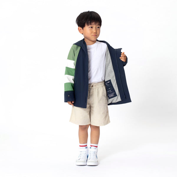 Roaring Mouse regenjas van Gosoaky  | True Blue Multi regenjas voor kinderen, waterdicht en voorzien van speelse gestreepte mouwen. |  Verkrijgbaar bij Little Fashion Addict