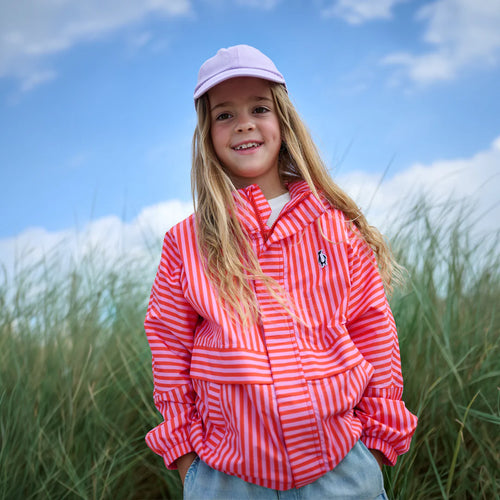 Gosoaky The Lion regenjas meisjes rood roze gestreept | Gosoaky The Lion Candy Stripes - Verkrijgbaar bij Little Fashion Addict