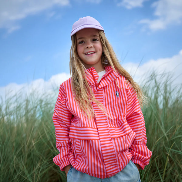 Gosoaky The Lion regenjas meisjes rood roze gestreept | Gosoaky The Lion Candy Stripes - Verkrijgbaar bij Little Fashion Addict