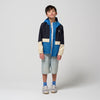 Gosoaky The Lion regenjas voor jongens in blauw met kleurvlakken - Verkrijgbaar bij Little Fashion Addict