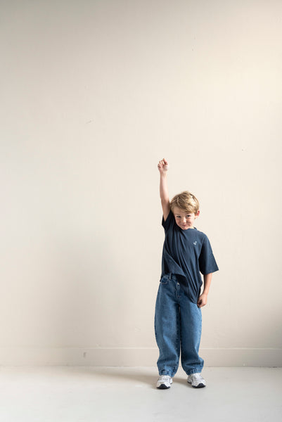 Jenest Balloon Denim Pants Dark Wash – unisex balloon jeans in blauw | Verkrijgbaar bij Little Fashion Addict