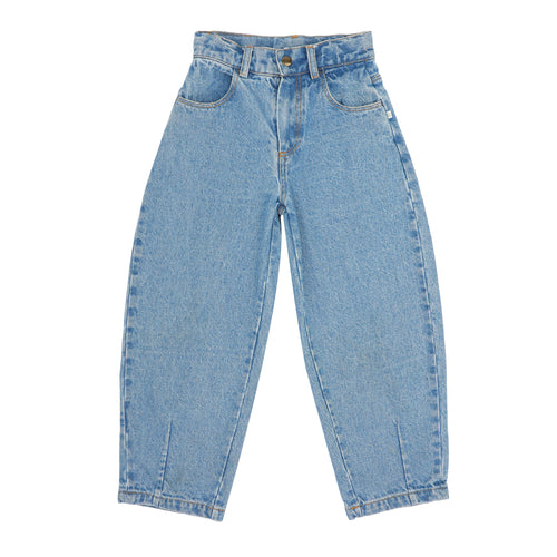 Balloon Denim Pants van Jenest in medium blauwe denim voor jongens en meisjes | Little Fashion Addict