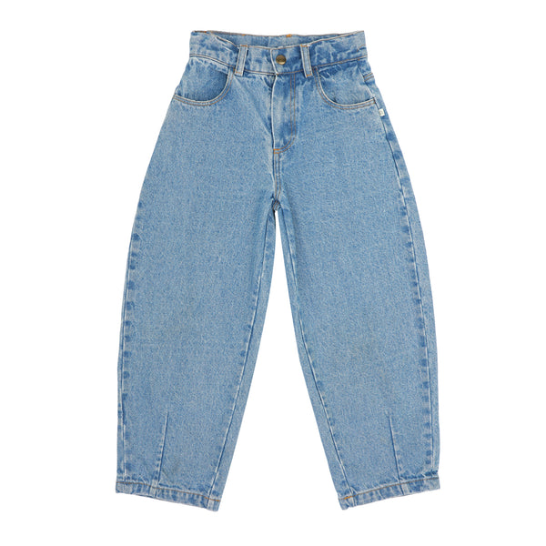 Balloon Denim Pants van Jenest in medium blauwe denim voor jongens en meisjes | Little Fashion Addict