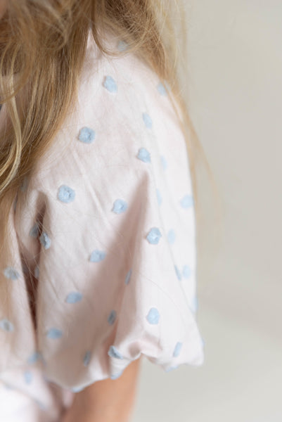 Poederroze Bella Balloon Dress van Jenest met lichtblauwe structuurdetails | Bella Balloon Dress Blossom Rose van Jenest - Verkrijgbaar bij Little Fashion Addict