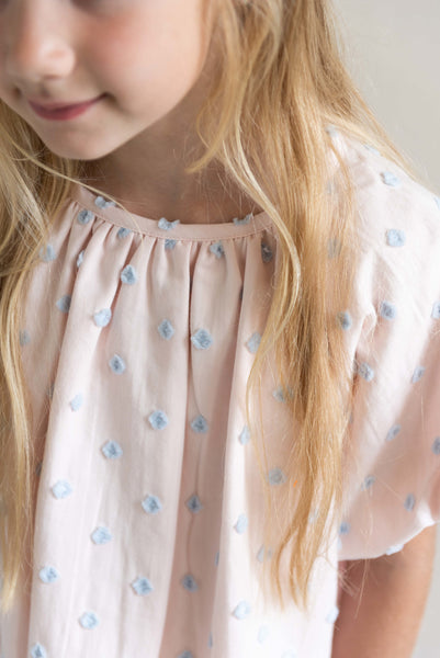 Poederroze Bella Balloon Dress van Jenest met lichtblauwe structuurdetails | Bella Balloon Dress Blossom Rose van Jenest - Verkrijgbaar bij Little Fashion Addict