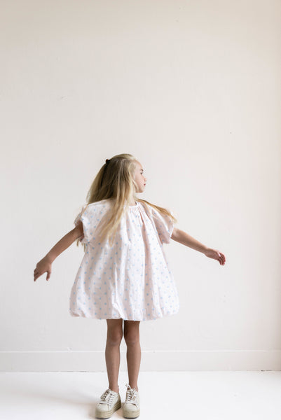 Poederroze Bella Balloon Dress van Jenest met lichtblauwe structuurdetails | Bella Balloon Dress Blossom Rose van Jenest - Verkrijgbaar bij Little Fashion Addict
