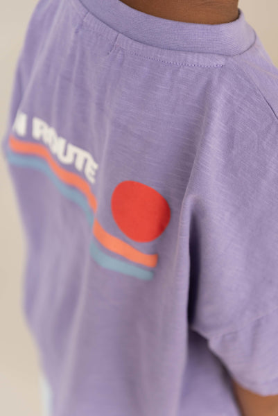 Ben Oversized T-shirt Lavender Purple van Jenest – Lichtpaarse oversized jongens T-shirt met kleine borstprint en En Route print op de rug | Ontdek Jenest bij Little Fashion Addict