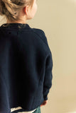 Billie Sweater van Jenest – Donkerblauwe meisjestrui met wijde pasvorm en onafgewerkte zoom | Gemaakt van biologisch katoenfleece | Verkrijgbaar bij Little Fashion Addict