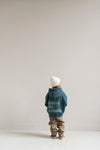 Jongen met petrolgroene hoodie van Jenest en opvallende rugprint | Verkrijgbaar bij Little Fashion Addict