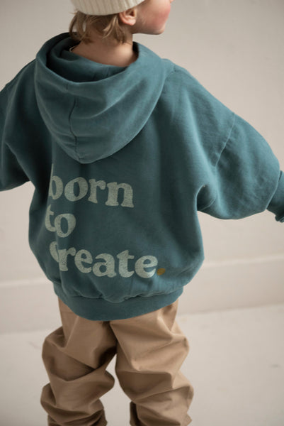 Jongen met petrolgroene hoodie van Jenest en opvallende rugprint | Verkrijgbaar bij Little Fashion Addict