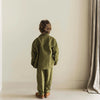Mosgroene chino broek voor jongens van Jenest, gemaakt van 100% biologisch katoen. | Ontdek Jenest bij Little Fashion Addict