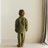 Mosgroene chino broek voor jongens van Jenest, gemaakt van 100% biologisch katoen. | Ontdek Jenest bij Little Fashion Addict