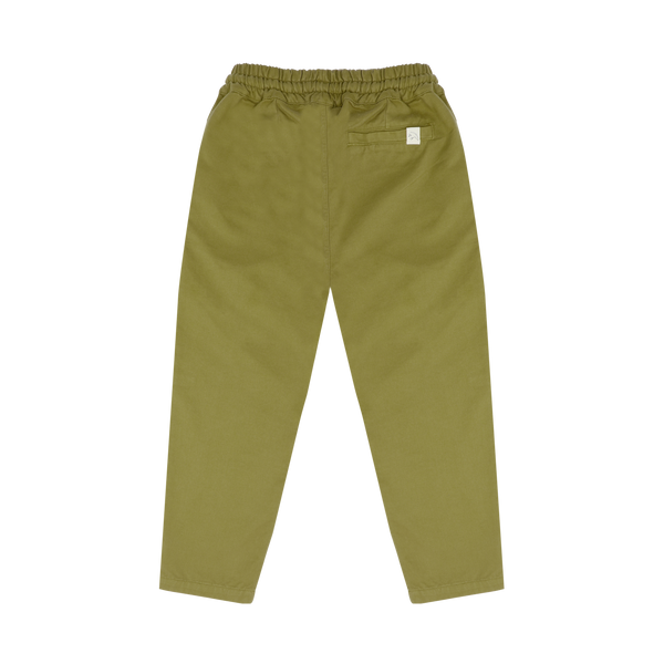 Mosgroene chino broek voor jongens van Jenest, gemaakt van 100% biologisch katoen. | Ontdek Jenest bij Little Fashion Addict