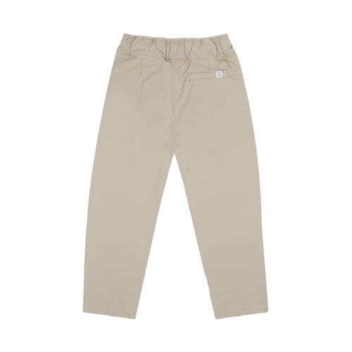 Stone beige Comfy Chino van Jenest voor jongens met elastische tailleband | Little Fashion Addict
