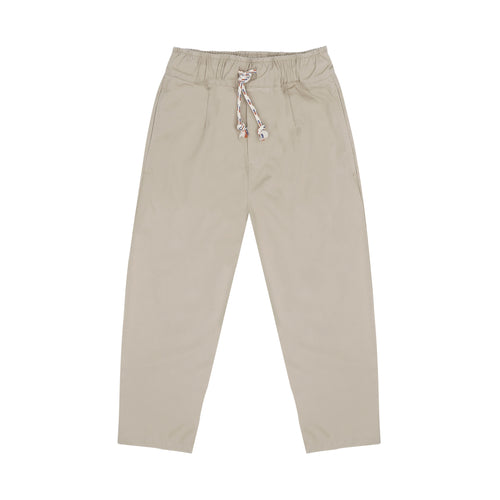 Stone beige Comfy Chino van Jenest voor jongens met elastische tailleband | Little Fashion Addict