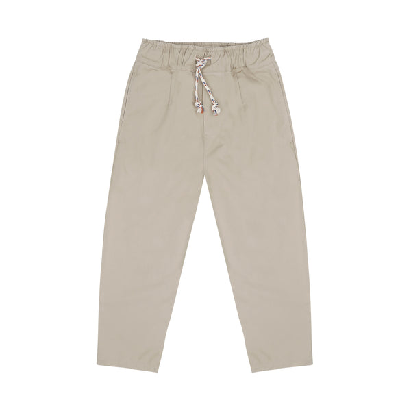 Stone beige Comfy Chino van Jenest voor jongens met elastische tailleband | Little Fashion Addict