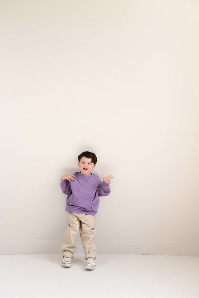 Stone beige Comfy Chino van Jenest voor jongens met elastische tailleband | Little Fashion Addict